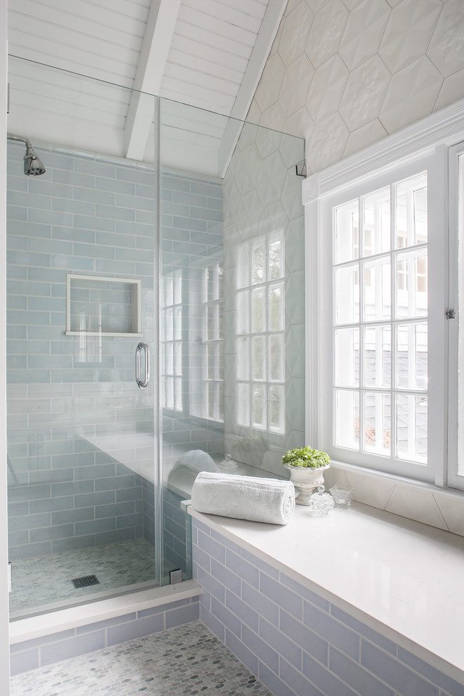 ボストンにあるヴィクトリアン調のおしゃれな浴室 (アルコーブ型シャワー、青いタイル、サブウェイタイル、開き戸のシャワー) の写真