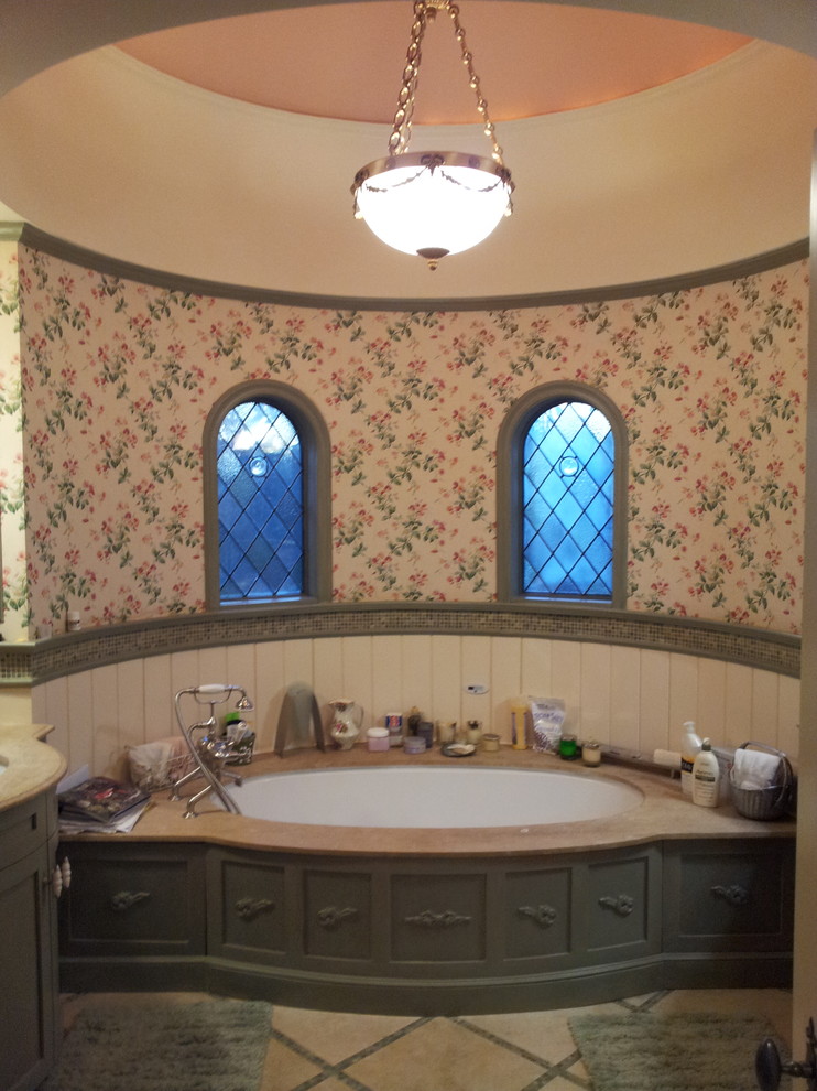 Idéer för att renovera ett stort vintage en-suite badrum, med luckor med infälld panel, gröna skåp, ett undermonterat badkar, en dusch i en alkov, en toalettstol med separat cisternkåpa, beige kakel, stenkakel, flerfärgade väggar, ett undermonterad handfat, bänkskiva i kalksten och mellanmörkt trägolv