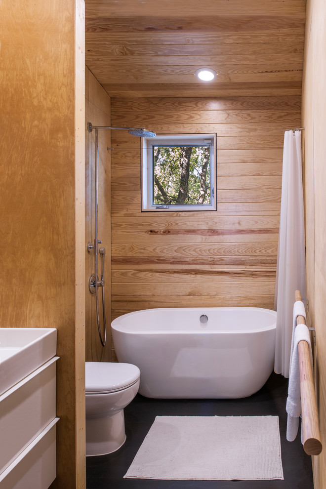 Пример оригинального дизайна: главная ванная комната среднего размера в современном стиле с фасадами островного типа, белыми фасадами, отдельно стоящей ванной, душем над ванной, унитазом-моноблоком, коричневыми стенами, деревянным полом, консольной раковиной и столешницей из искусственного камня