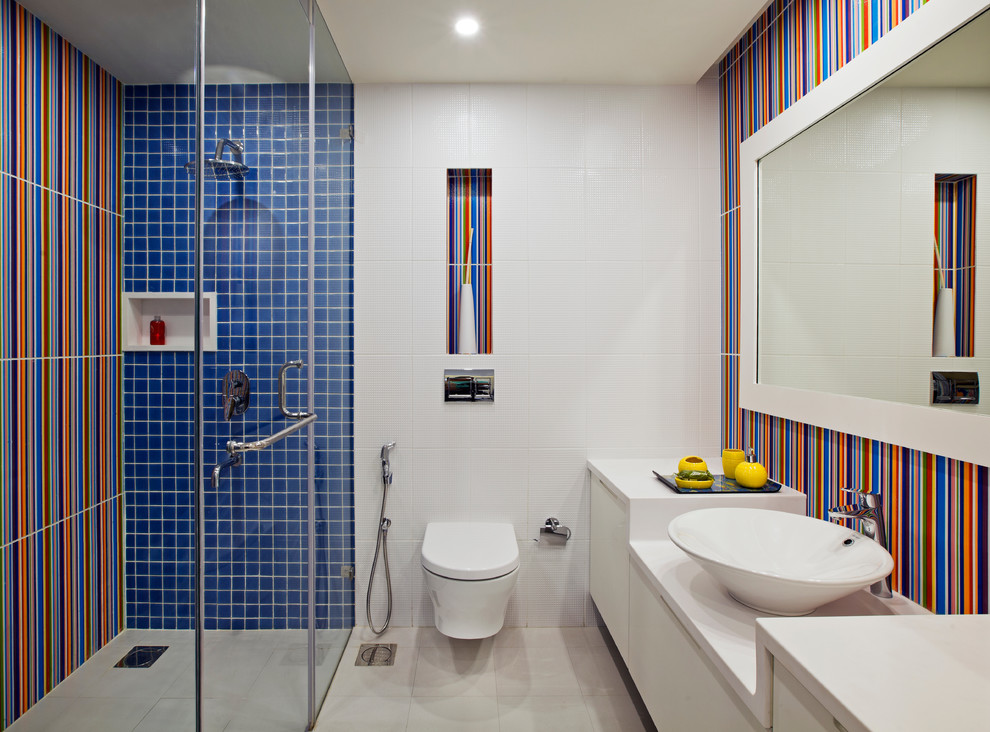 Пример оригинального дизайна: узкая и длинная ванная комната в стиле фьюжн