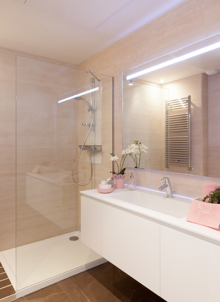 Idee per una stanza da bagno con doccia bohémian di medie dimensioni con ante lisce, ante bianche, doccia ad angolo, pareti beige e lavabo integrato
