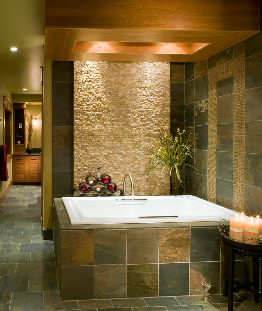 Inspiration för stora rustika en-suite badrum, med luckor med infälld panel, skåp i mörkt trä, ett platsbyggt badkar, beige väggar, skiffergolv, ett undermonterad handfat, granitbänkskiva och grått golv