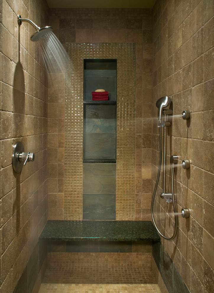 Modelo de cuarto de baño principal rural de tamaño medio con ducha empotrada, baldosas y/o azulejos beige, baldosas y/o azulejos de piedra, paredes beige, suelo con mosaicos de baldosas, suelo beige y ducha abierta