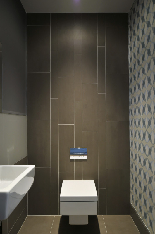 グロスタシャーにあるコンテンポラリースタイルのおしゃれな浴室の写真