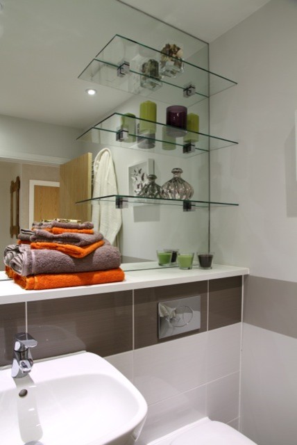 Immagine di una piccola stanza da bagno moderna