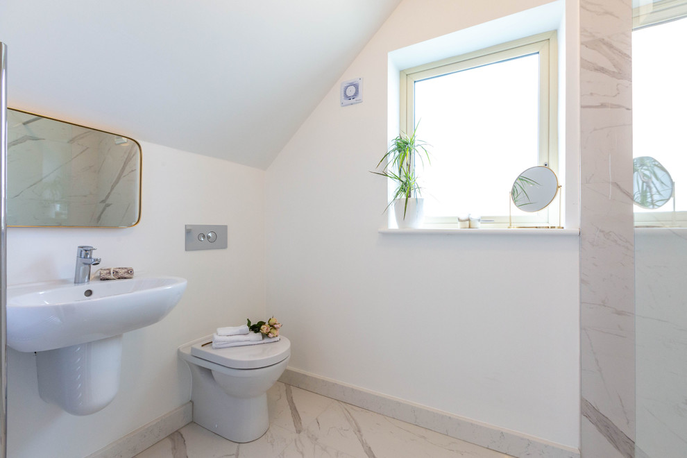 Ejemplo de cuarto de baño principal contemporáneo de tamaño medio con suelo de baldosas de porcelana y suelo beige