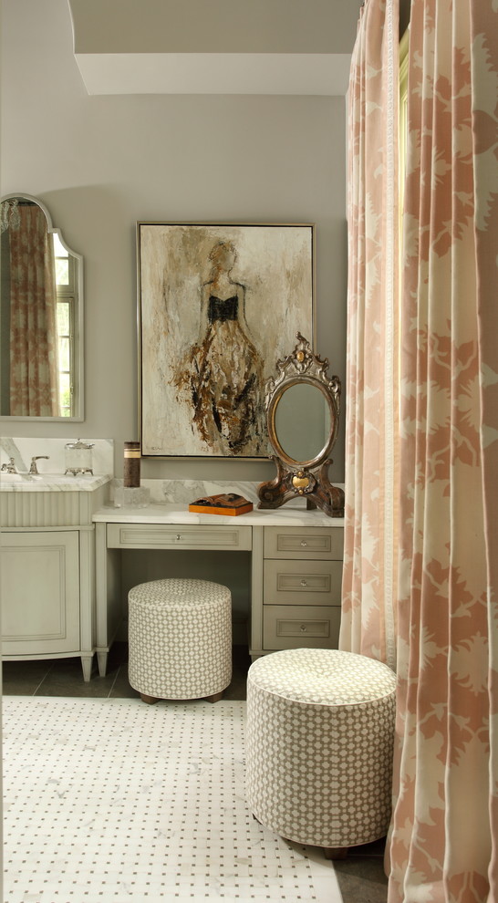 На фото: ванная комната в классическом стиле с серыми фасадами и фасадами с утопленной филенкой с