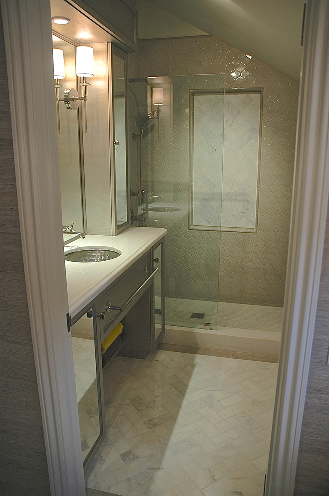 Bild på ett mellanstort vintage en-suite badrum, med släta luckor, skåp i ljust trä, våtrum, mosaikgolv, ett undermonterad handfat, bänkskiva i kalksten och dusch med skjutdörr