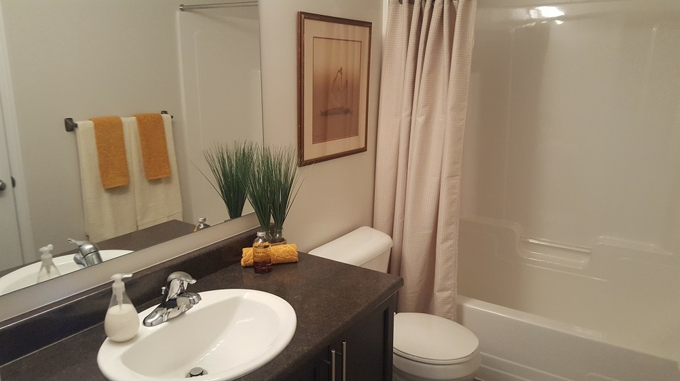Idéer för ett klassiskt badrum med dusch, med luckor med infälld panel, skåp i mörkt trä, ett badkar i en alkov, en dusch/badkar-kombination, en toalettstol med separat cisternkåpa, keramikplattor, vita väggar, klinkergolv i keramik, ett nedsänkt handfat, laminatbänkskiva, grått golv och dusch med duschdraperi