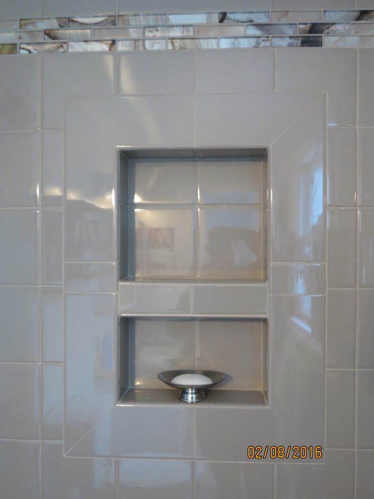 Immagine di una piccola stanza da bagno padronale classica con piastrelle grigie, piastrelle in gres porcellanato e pavimento con piastrelle di ciottoli