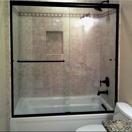 Ispirazione per una stanza da bagno chic con doccia ad angolo
