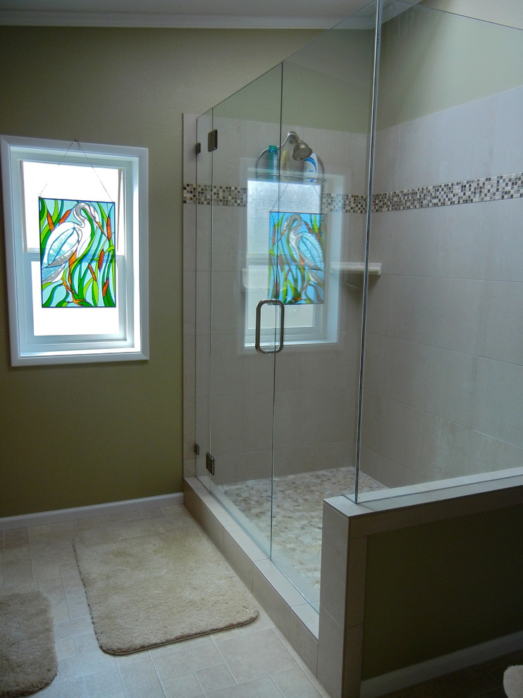 Foto de cuarto de baño principal tradicional con baldosas y/o azulejos de porcelana, baldosas y/o azulejos beige, paredes verdes, ducha esquinera y suelo de baldosas de porcelana