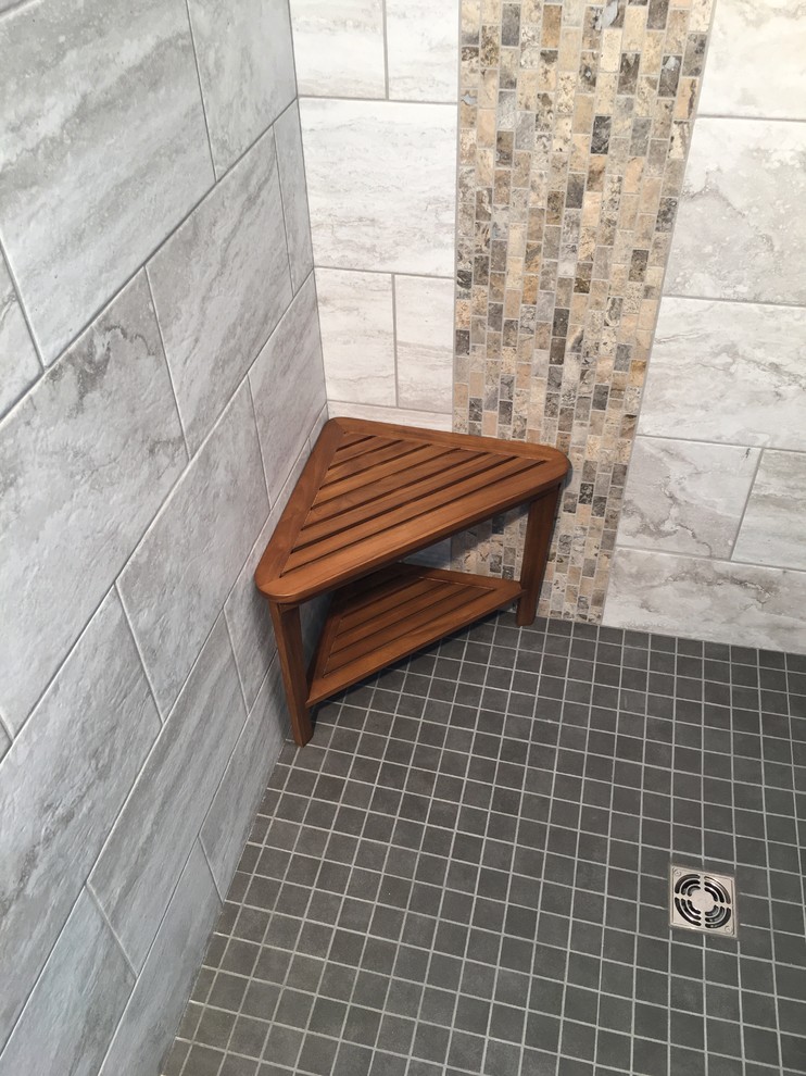 Modernes Badezimmer mit offener Dusche, Keramikboden, grauem Boden und offener Dusche in Minneapolis