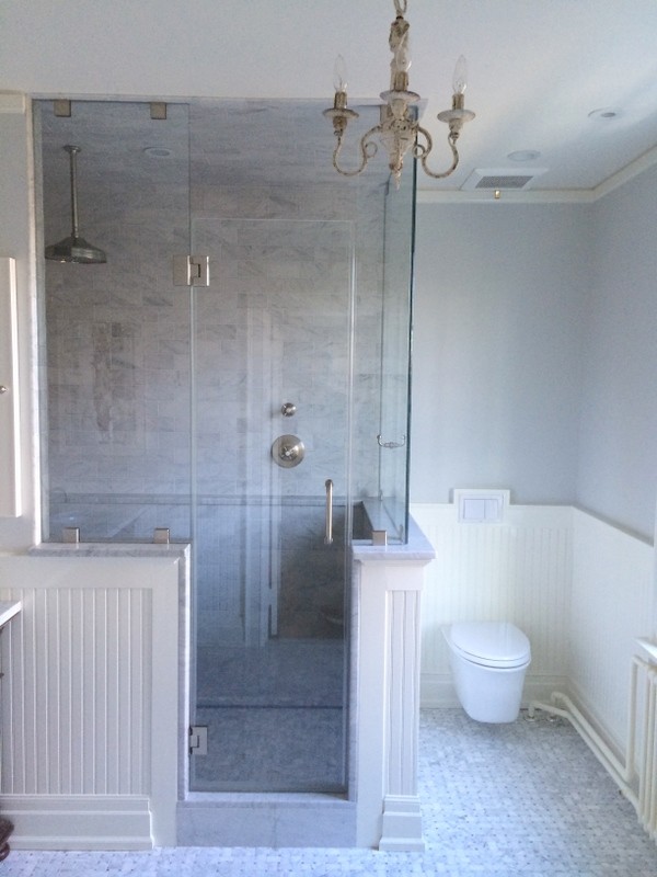 Klassisk inredning av ett mellanstort en-suite badrum, med möbel-liknande, skåp i mörkt trä, marmorbänkskiva, en hörndusch, en vägghängd toalettstol, grå kakel, stenkakel, grå väggar och marmorgolv