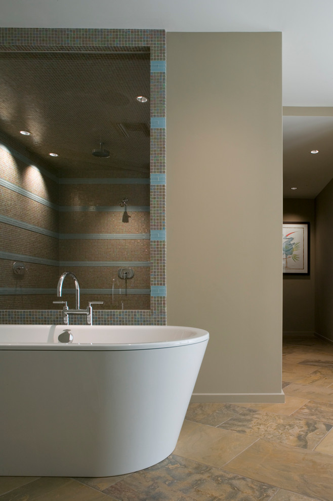 Cette photo montre une salle de bain tendance avec une baignoire indépendante, une douche ouverte et un mur beige.