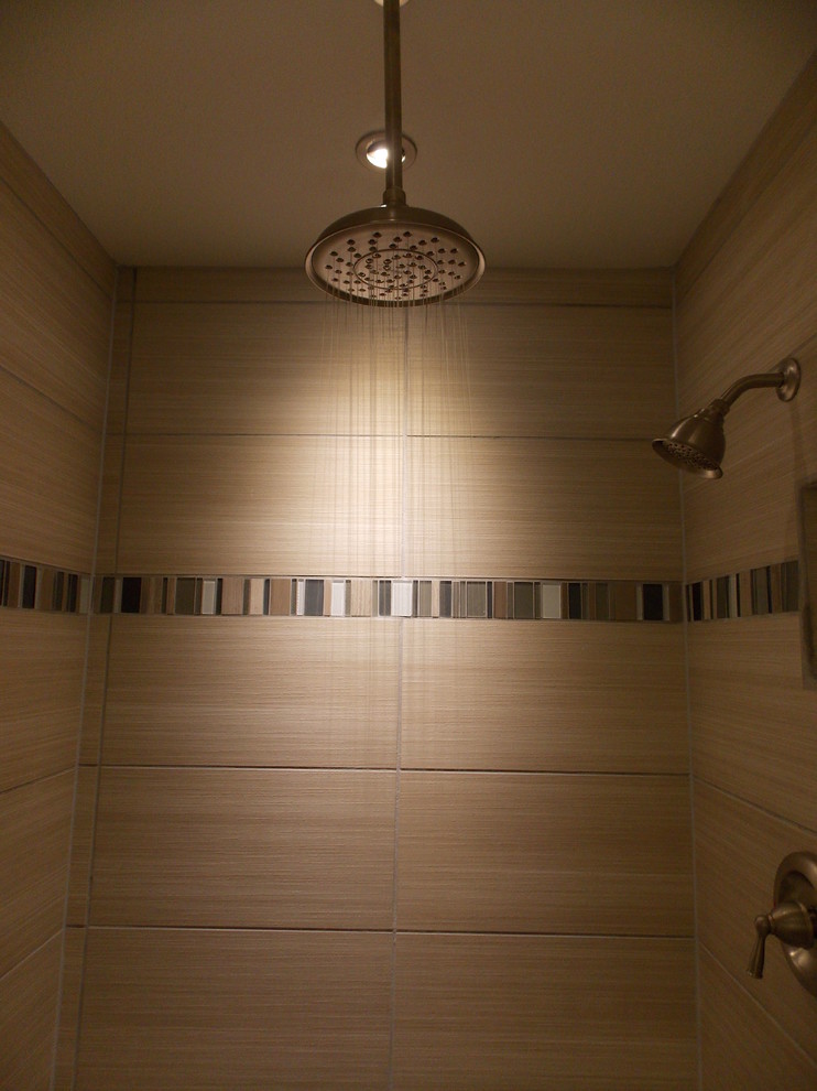 Idées déco pour une salle de bain principale bord de mer de taille moyenne avec une douche double, un carrelage beige, des carreaux de porcelaine, un mur beige et un sol en galet.