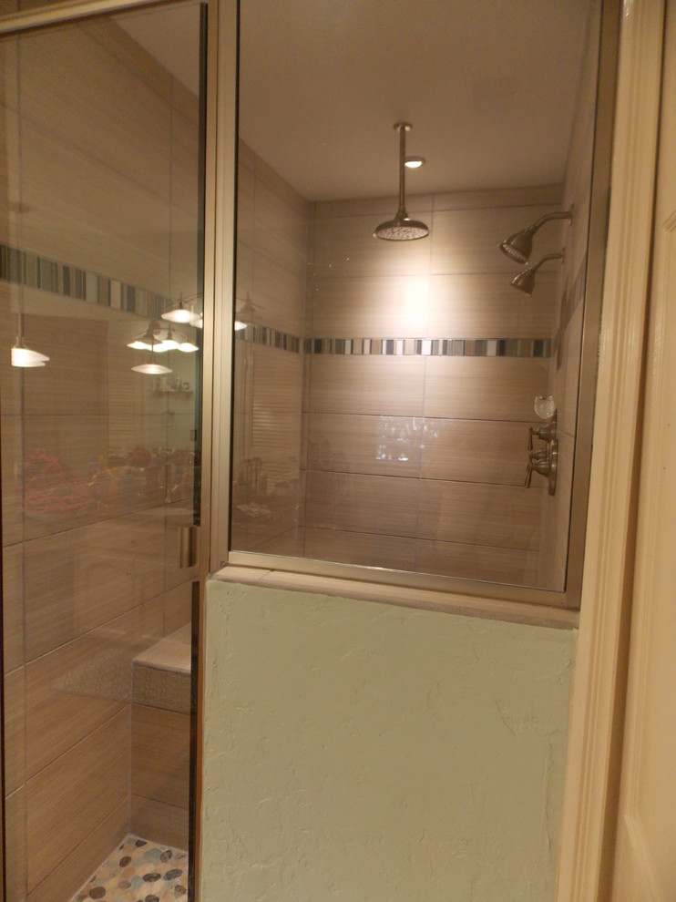 Imagen de cuarto de baño principal costero de tamaño medio con ducha doble, baldosas y/o azulejos beige, baldosas y/o azulejos de porcelana, paredes beige y suelo de baldosas tipo guijarro