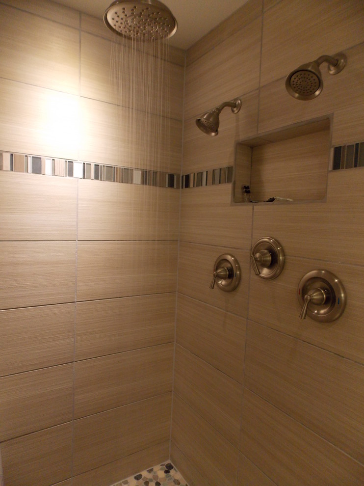 Modelo de cuarto de baño principal costero de tamaño medio con ducha doble, baldosas y/o azulejos beige, baldosas y/o azulejos de porcelana, paredes beige y suelo de baldosas tipo guijarro