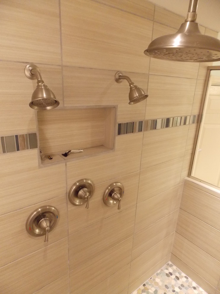 Foto di una stanza da bagno padronale costiera di medie dimensioni con doccia doppia, piastrelle beige, piastrelle in gres porcellanato, pareti beige e pavimento con piastrelle di ciottoli