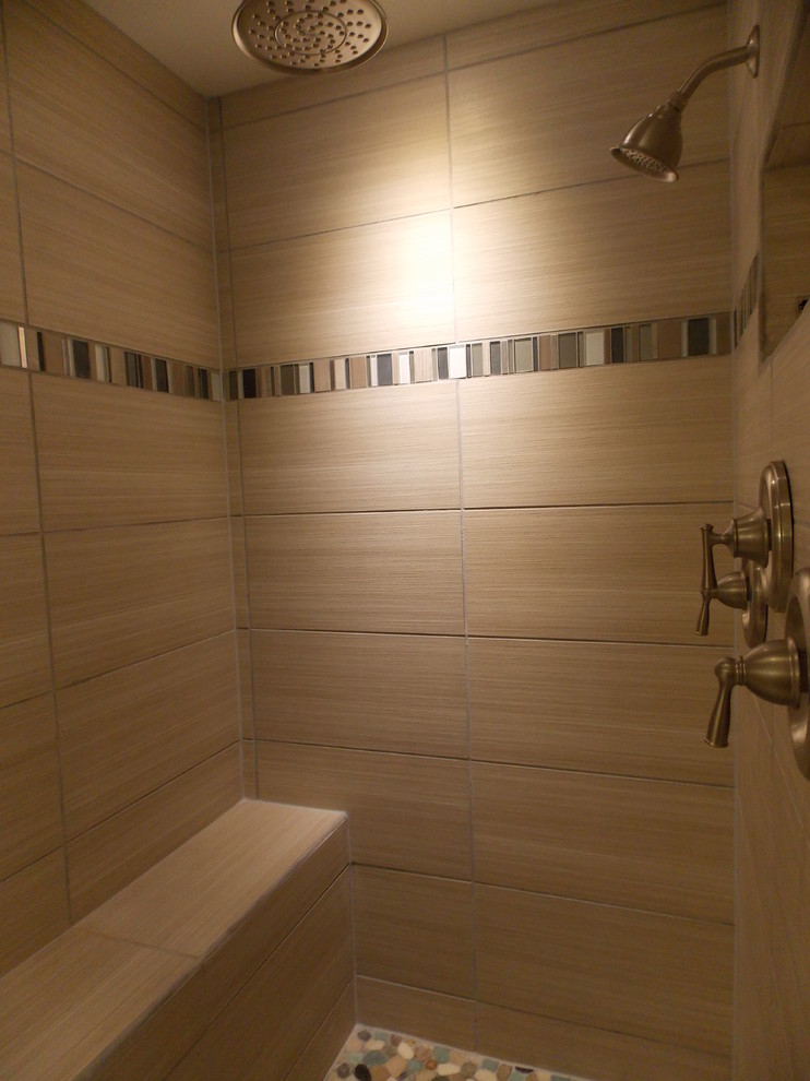 Idée de décoration pour une salle de bain principale marine de taille moyenne avec une douche double, un carrelage beige, des carreaux de porcelaine, un mur beige et un sol en galet.