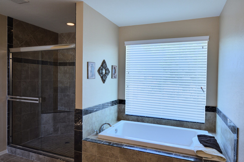 Источник вдохновения для домашнего уюта: главная ванная комната в средиземноморском стиле с накладной ванной, душем в нише, коричневой плиткой, каменной плиткой, бежевыми стенами и полом из керамогранита