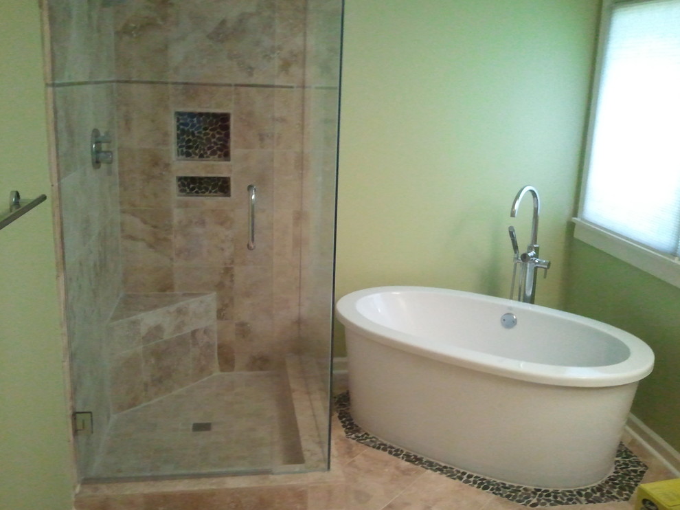 Idée de décoration pour une salle de bain principale design avec une baignoire indépendante, une douche d'angle, un carrelage beige, des carreaux de céramique, un mur vert et un sol en carrelage de céramique.