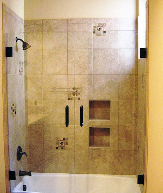 Modelo de cuarto de baño clásico renovado con bañera empotrada, combinación de ducha y bañera, baldosas y/o azulejos beige y paredes amarillas