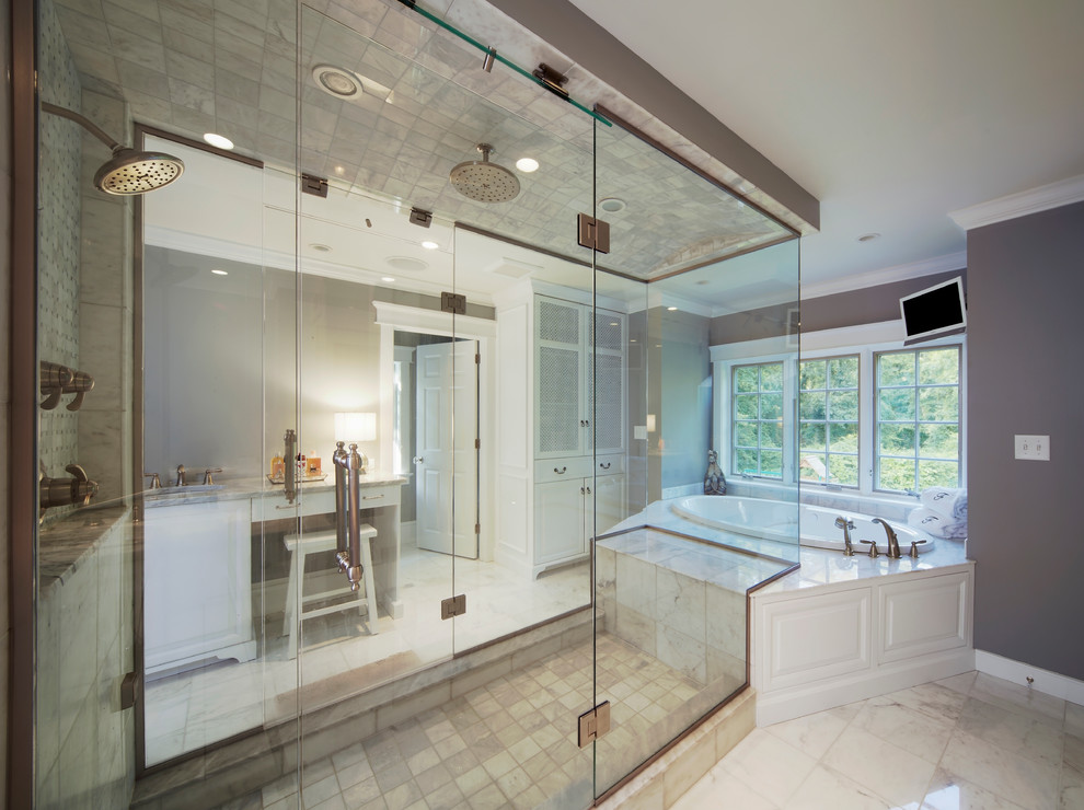Inspiration för ett mellanstort vintage en-suite badrum, med en öppen dusch, luckor med upphöjd panel, vita skåp, marmorbänkskiva, vit kakel, keramikplattor, blå väggar, klinkergolv i keramik och dusch med gångjärnsdörr