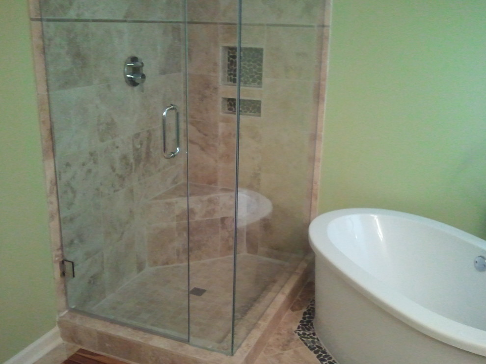 Идея дизайна: главная ванная комната в современном стиле с отдельно стоящей ванной, угловым душем, бежевой плиткой, керамической плиткой, зелеными стенами и полом из керамической плитки