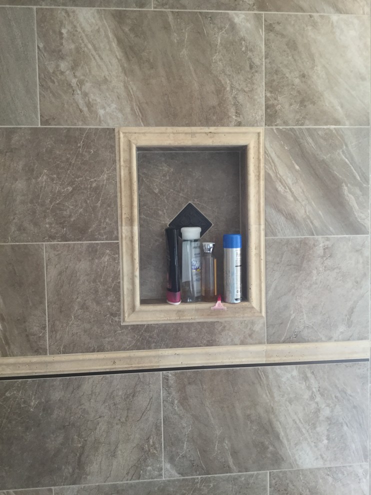 Foto de cuarto de baño principal tradicional pequeño con bañera encastrada, ducha esquinera, baldosas y/o azulejos beige y suelo de baldosas tipo guijarro