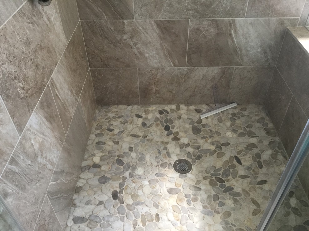 ヒューストンにある低価格の小さなトラディショナルスタイルのおしゃれなマスターバスルーム (ドロップイン型浴槽、コーナー設置型シャワー、ベージュのタイル) の写真
