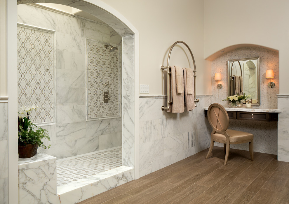 На фото: ванная комната в классическом стиле с открытым душем с