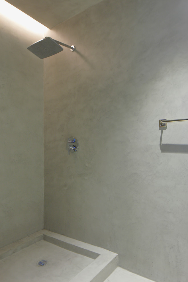 Aménagement d'une salle de bain contemporaine avec une douche d'angle, un mur gris, sol en béton ciré, un lavabo intégré, un plan de toilette en béton et aucune cabine.