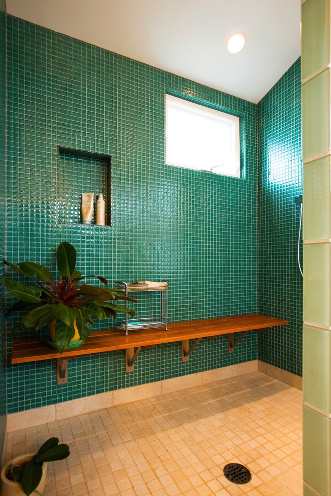 Стильный дизайн: большая главная ванная комната в современном стиле с открытым душем, зеленой плиткой, плиткой мозаикой, открытым душем, полом из терракотовой плитки и бежевым полом - последний тренд