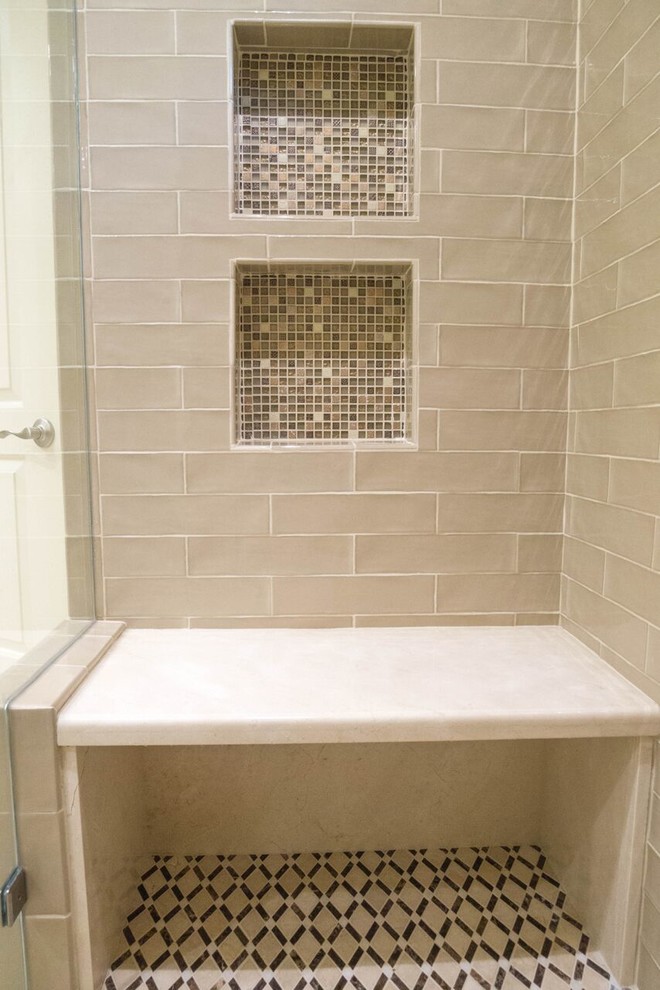 Inredning av ett klassiskt mellanstort en-suite badrum, med skåp i shakerstil, vita skåp, en toalettstol med hel cisternkåpa, vit kakel, mosaik, vita väggar, klinkergolv i porslin, ett undermonterad handfat, marmorbänkskiva, vitt golv och dusch med gångjärnsdörr