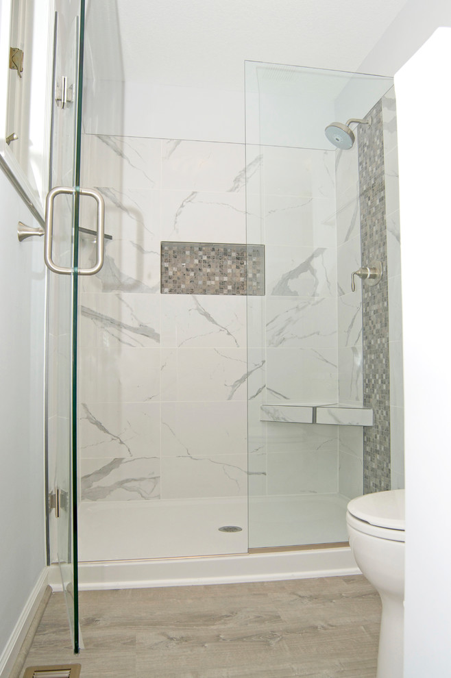 Inspiration för små moderna badrum med dusch, med en dusch i en alkov, en toalettstol med hel cisternkåpa, grå kakel, vit kakel, marmorkakel, grå väggar, ljust trägolv, beiget golv och dusch med gångjärnsdörr