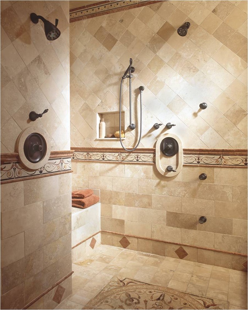 Idee per un'ampia stanza da bagno stile rurale con doccia aperta, piastrelle multicolore, piastrelle in pietra, pareti beige e pavimento in travertino