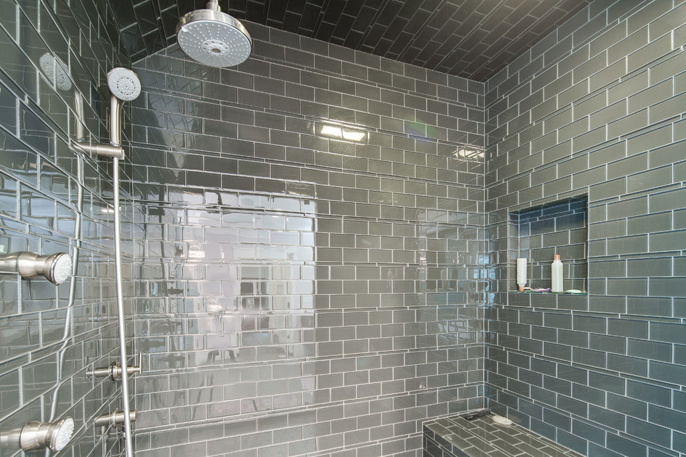 Großes Modernes Badezimmer En Suite mit flächenbündigen Schrankfronten, hellbraunen Holzschränken, freistehender Badewanne, Duschnische, Wandtoilette mit Spülkasten, grünen Fliesen, Keramikfliesen, grauer Wandfarbe, Schieferboden, Aufsatzwaschbecken und Granit-Waschbecken/Waschtisch in Washington, D.C.