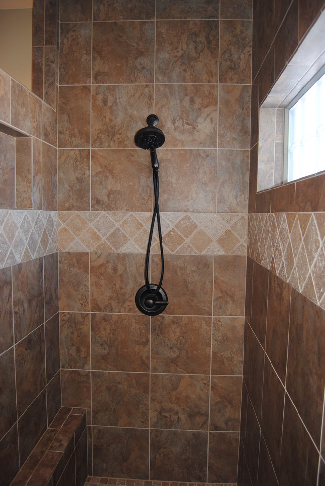 На фото: главная ванная комната в стиле рустика с открытым душем, разноцветной плиткой и керамогранитной плиткой
