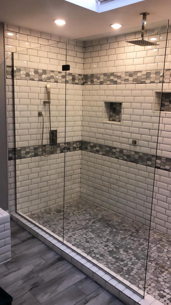 Modelo de cuarto de baño actual con ducha esquinera, baldosas y/o azulejos blancos, baldosas y/o azulejos de cemento y ducha con puerta con bisagras