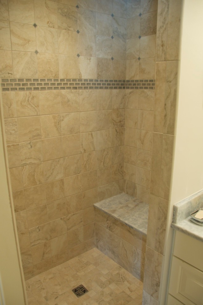 Foto på ett mellanstort vintage badrum, med en dusch i en alkov, beige kakel och porslinskakel