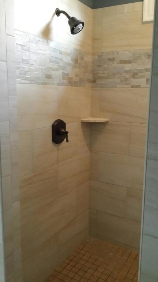 Modelo de cuarto de baño principal clásico renovado grande con ducha empotrada, baldosas y/o azulejos beige, baldosas y/o azulejos de porcelana y suelo de baldosas de porcelana