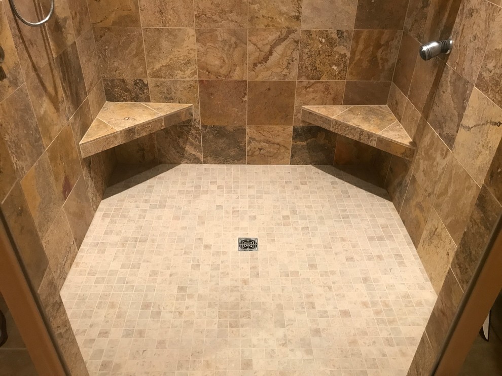 Inredning av ett badrum, med brun kakel, travertinkakel, mosaikgolv och beiget golv