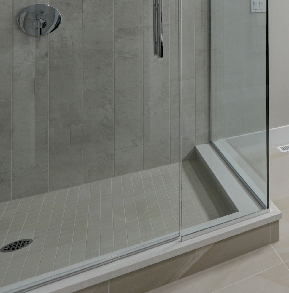 Aménagement d'une petite salle de bain principale contemporaine avec un placard à porte affleurante, une douche d'angle, un mur blanc, un sol en marbre, un sol gris, une cabine de douche à porte battante, un banc de douche et meuble-lavabo encastré.