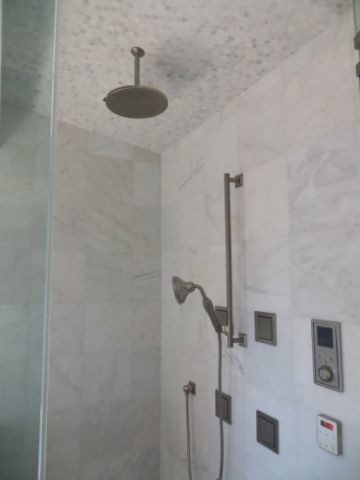Idéer för att renovera ett mellanstort vintage badrum, med en hörndusch, vit kakel, mosaik, vita väggar, marmorgolv, ett undermonterad handfat, luckor med profilerade fronter, grå skåp, marmorbänkskiva, ett badkar med tassar och en bidé