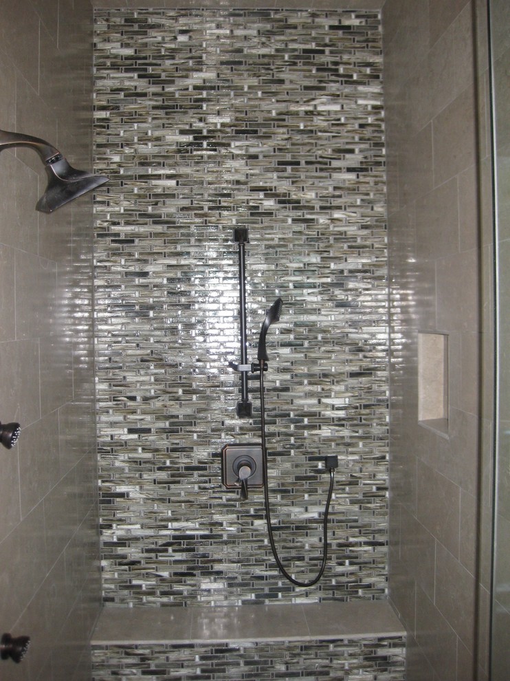 Inspiration för stora rustika en-suite badrum, med luckor med infälld panel, skåp i mellenmörkt trä, grå kakel, glaskakel, blå väggar, ett fristående handfat, granitbänkskiva och en dusch i en alkov