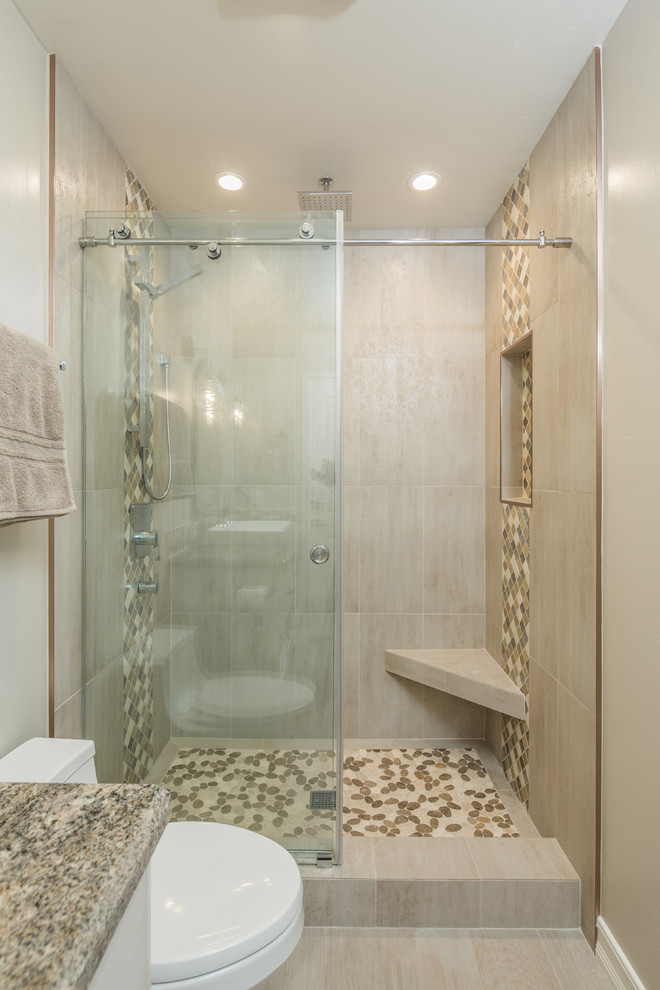 На фото: ванная комната среднего размера в стиле неоклассика (современная классика) с душем в нише, раздельным унитазом, бежевой плиткой, коричневой плиткой, керамогранитной плиткой, бежевыми стенами, полом из керамогранита, душевой кабиной, столешницей из гранита, бежевым полом, душем с раздвижными дверями, плоскими фасадами, бежевыми фасадами и настольной раковиной с