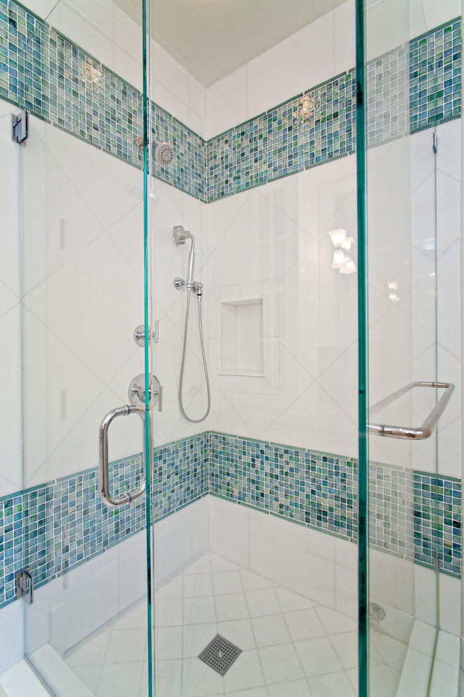 Immagine di una stanza da bagno padronale classica di medie dimensioni con doccia ad angolo, piastrelle bianche, piastrelle in gres porcellanato e pavimento con piastrelle in ceramica