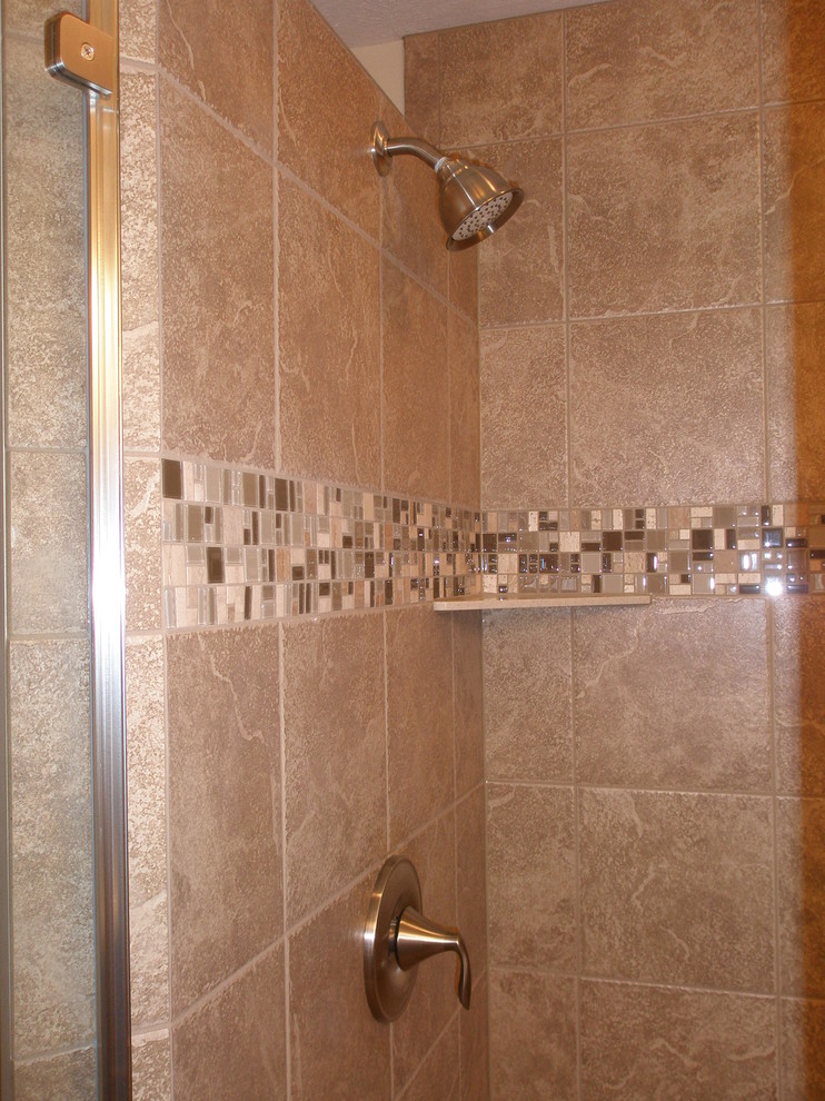 Idéer för ett mellanstort klassiskt en-suite badrum, med en dubbeldusch, beige kakel, keramikplattor, beige väggar och mosaikgolv