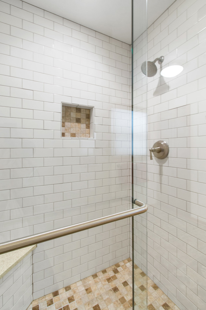 На фото: большая главная ванная комната в классическом стиле с плоскими фасадами, светлыми деревянными фасадами, душем в нише, унитазом-моноблоком, бежевой плиткой, керамической плиткой, бежевыми стенами, полом из керамической плитки, врезной раковиной, бежевым полом, душем с распашными дверями, бежевой столешницей и столешницей из искусственного кварца с
